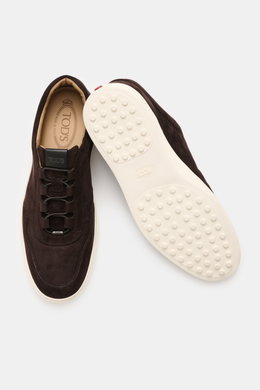 Tod's Slip-on Sneaker dunkelbraun aus softem Veloursleder, mit elastischer Schnürung, genoppter Gummisohle, fotografiert von oben.