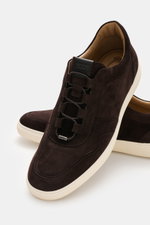 Tod's Slip-on Sneaker dunkelbraun aus softem Veloursleder mit elastischer Schnürung, gepolstertem Schaftrand und genoppter Gummisohle, Frontalaufnahme.