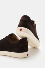 Tod's Slip-on Sneaker dunkelbraun aus softem Veloursleder mit genoppter Gummisohle, elastischer Schnürung, gepolstertem Schaftrand, Emblem, seitliche Ansicht.