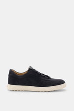 Seitliche Nahaufnahme des Tod's Slip-on Sneaker navy aus softem Veloursleder mit elastischer Schnürung, gepolstertem Schaftrand und genoppter Sohle.