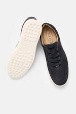 Tod's Slip-on Sneaker navy aus softem Veloursleder, elastischer Schnürung, genoppter Gummisohle, gepolstertem Schaftrand, seitlich von oben fotografiert.