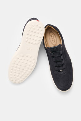 Tod's Slip-on Sneaker navy aus softem Veloursleder, elastischer Schnürung, genoppter Gummisohle, gepolstertem Schaftrand, seitlich von oben fotografiert.