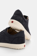 Tod's Slip-on Sneaker navy aus softem Veloursleder, genoppte Gummisohle, gepolsterter Schaftrand, seitliche Ansicht von hinten oben.