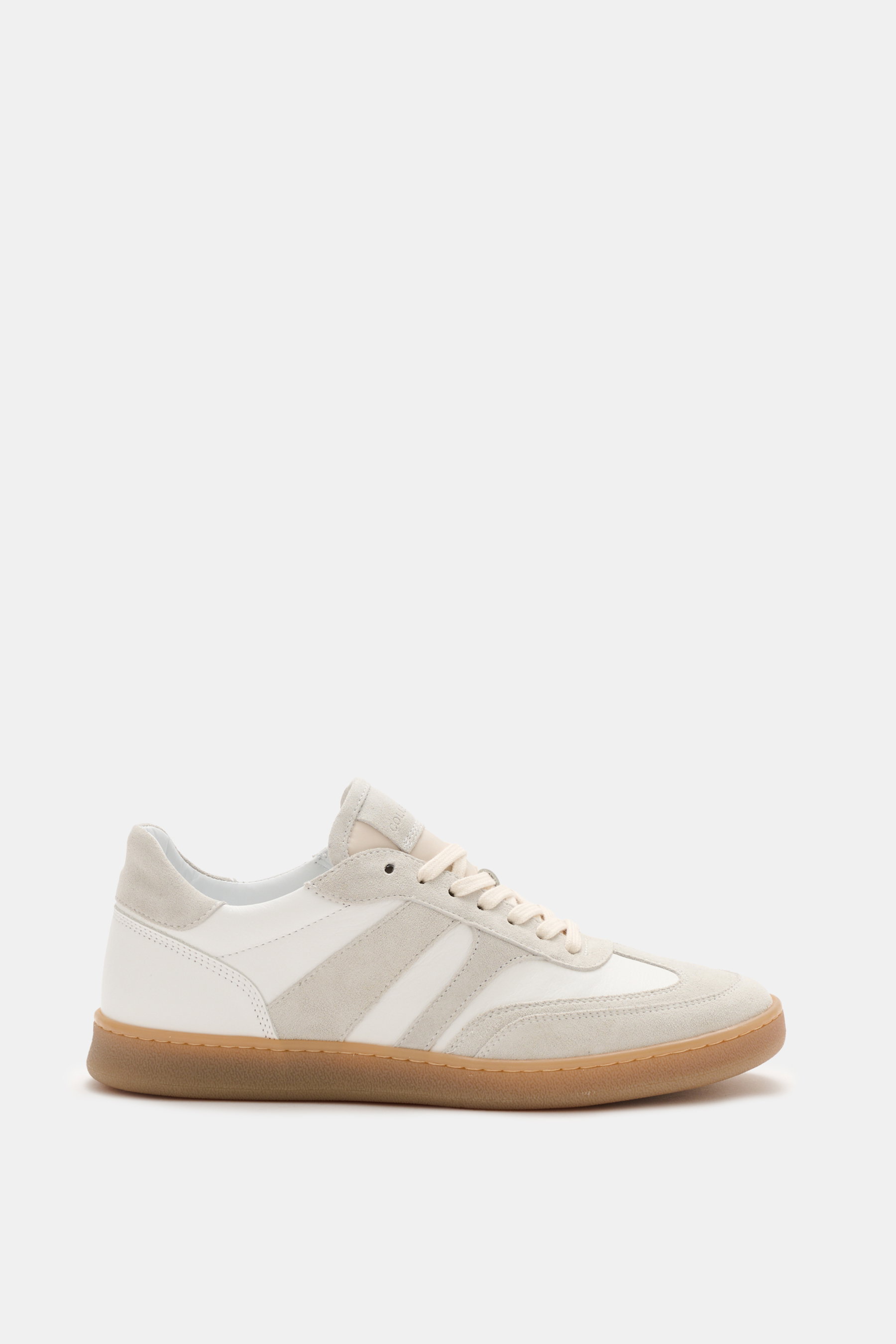 Collegium Sneaker 'Pillar Court III' offwhite/grau shown from the side, featuring finely grained smooth leather, suede overlays, seven-hole lacing, logo-embossed tongue, padded collar, leather lining, and flexible gum sole. Das amerikanische Label COLLEGI