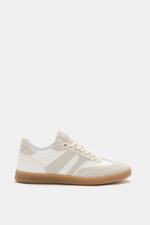 Collegium Sneaker 'Pillar Court III' offwhite/grau seitlich fotografiert, fein genarbtes Glattleder, Veloursleder-Overlays, flexible Gummisohle.