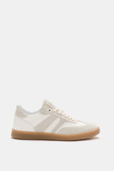 Collegium Sneaker 'Pillar Court III' offwhite/grau seitlich fotografiert, fein genarbtes Glattleder, Veloursleder-Overlays, flexible Gummisohle.