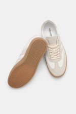Collegium Sneaker 'Pillar Court III' offwhite/grau aus fein genarbtem Glattleder, Velours-Overlays, von oben und Sohle von unten sichtbar.