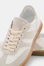 Collegium Sneaker 'Pillar Court III' offwhite/grau aus fein genarbtem Glattleder mit Veloursleder-Overlays, Sieben-Loch-Schnürung, Logo-Lasche, gepolstertem Schaftrand, Leder-Innenfutter und flexibler Gummisohle, fotografiert aus Nahaufnahme von oben vorn