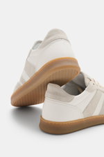 Collegium Sneaker 'Pillar Court III' offwhite/grau, seitlich von unten fotografiert, fein genarbtes Glattleder, Veloursleder, Gummisohle.