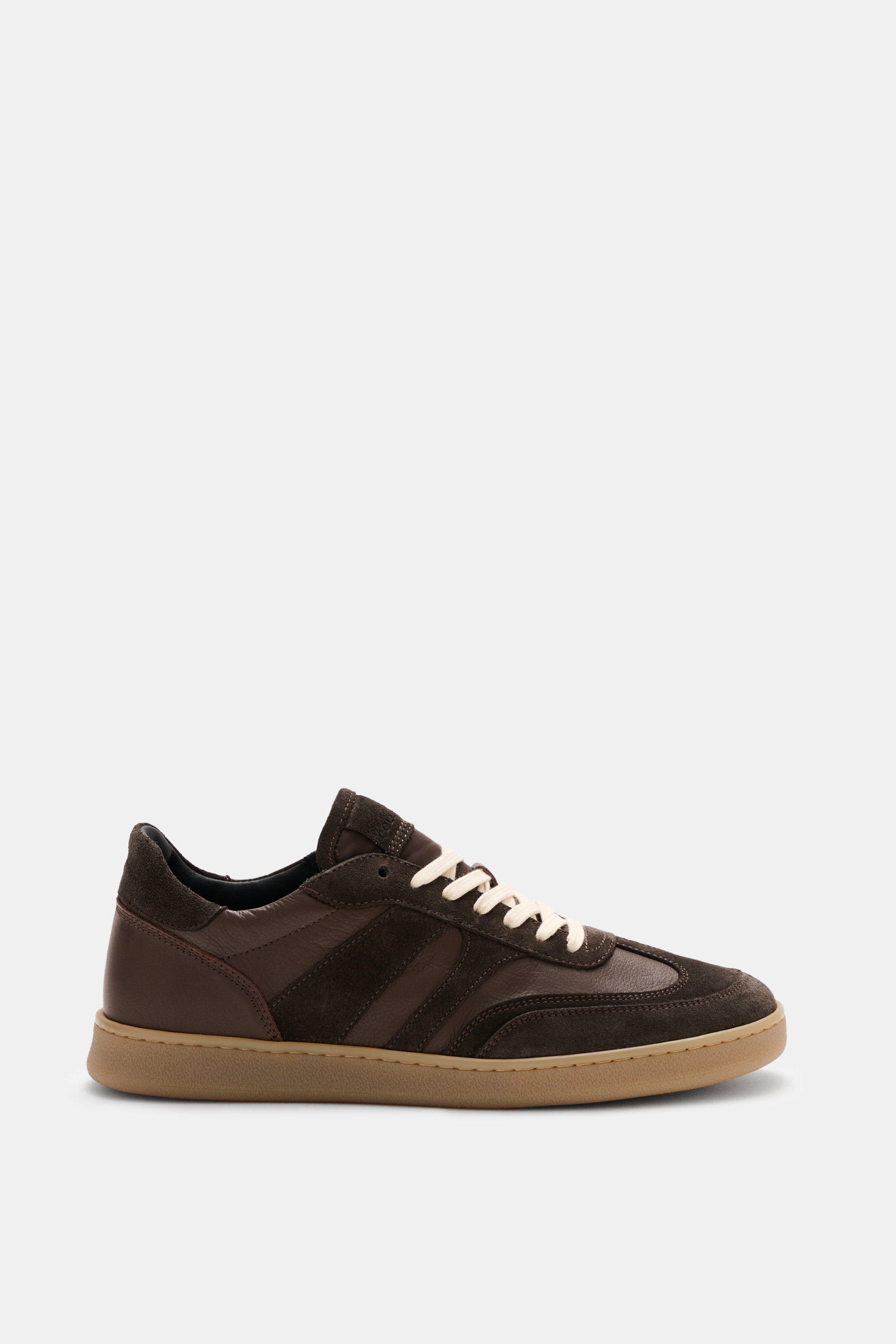 Collegium Sneaker 'Pillar Court III' dark brown shown from side view, handcrafted in Italy with smooth and suede leather, seven-eyelet lacing, padded collar, logo-embossed tongue, leather lining, and flexible rubber sole. The American label COLLEGIUM stan