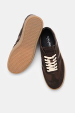 Zwei Collegium Sneaker 'Pillar Court III' dunkelbraun, handgefertigt in Italien, aus fein genarbtem Glattleder und Veloursleder, von oben und Sohle gezeigt.