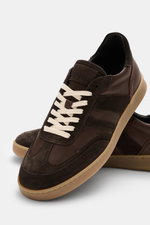 Nahaufnahme des Collegium Sneaker 'Pillar Court III' dunkelbraun aus fein genarbtem Glattleder und Veloursleder, seitlich oben fotografiert.