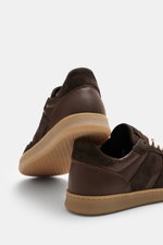 Collegium Sneaker 'Pillar Court III' dunkelbraun aus fein genarbtem Glattleder und Veloursleder, Rückansicht mit Gummisohle, handgefertigt in Italien.