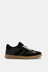 Collegium Sneaker 'Pillar Court III' schwarz, seitliche Ansicht, fein genarbtes Glattleder, Veloursleder-Overlays, weiße Schnürung, flexible Gummisohle.