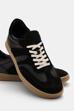 Collegium Sneaker 'Pillar Court III' schwarz, Frontdetail mit weißer Schnürung, Velours- und Glattleder, gepolstertem Schaftrand, flexible Gummisohle.