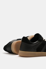 Collegium Sneaker 'Pillar Court III' schwarz, seitliche und rückwärtige Ansicht, fein genarbtes Glattleder, Veloursleder-Overlays, flexible Gummisohle.
