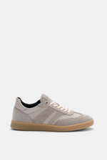 Collegium Sneaker 'Pillar Court III' grau, seitliche Nahaufnahme, fein genarbtes Glattleder, Veloursleder-Overlays, Sieben-Loch-Schnürung, gepolsterter Schaftrand, flexible Gummisohle.