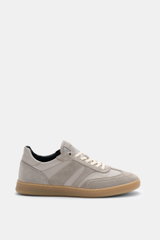 Collegium Sneaker 'Pillar Court III' grau, seitliche Nahaufnahme, fein genarbtes Glattleder, Veloursleder-Overlays, Sieben-Loch-Schnürung, gepolsterter Schaftrand, flexible Gummisohle.