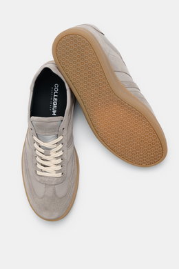 Collegium Sneaker 'Pillar Court III' grau, frontal und Sohle sichtbar, fein genarbtes Glattleder, Veloursleder-Overlays, flexible Gummisohle.
