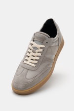 Collegium Sneaker 'Pillar Court III' grau, frontal aus schräger Perspektive, fein genarbtes Glattleder mit Veloursleder-Overlays, cremefarbene Schnürung.