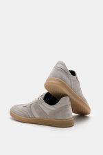 Collegium Sneaker 'Pillar Court III' grau aus fein genarbtem Glattleder und Veloursleder, sieh von unten und seitlich, flexible Gummisohle.