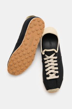 Jacquemus Sneaker 'Les Tennis' black/beige shown from top and sole view, durable canvas, seven-hole lacing, shoe tongue with logo embossing, canvas overlays, leather lining, ultraflexible rubber sole.
