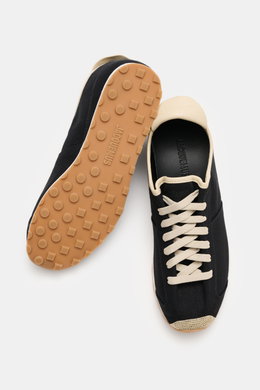 Jacquemus Sneaker 'Les Tennis' black/beige shown from top and sole view, durable canvas, seven-hole lacing, shoe tongue with logo embossing, canvas overlays, leather lining, ultraflexible rubber sole.