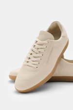 Front-side view of Zegna Sneaker sand in grained leather with round toe cap, seven-eyelet lacing, ZEGNA embossed tongue, leather lining, and flexible rubber sole.