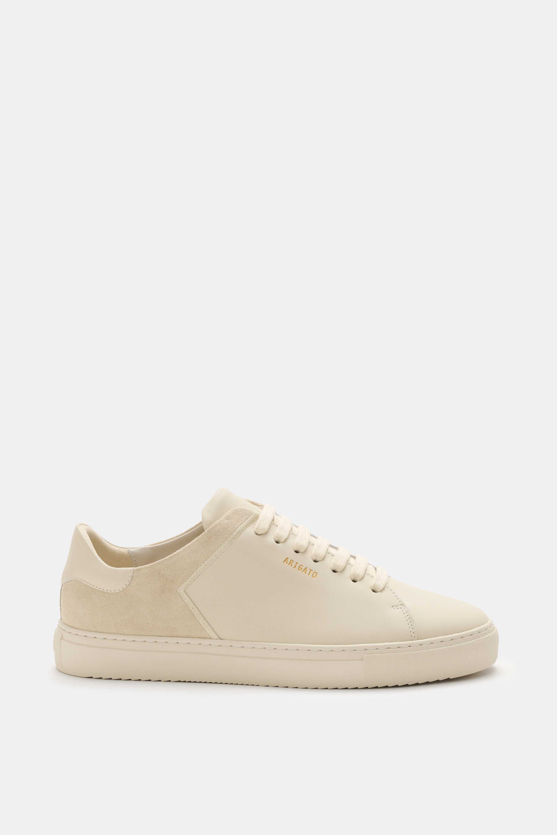 Axel Arigato Sneaker 'Clean 90 Split' sand shown from the side, minimal design with smooth and suede leather, round toe, seven-eyelet lacing, gold label embossing, padded collar, leather lining, and flexible rubber sole; versatile companion for smart-casu
