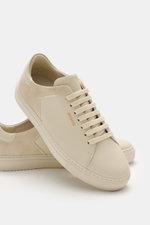 Axel Arigato Sneaker 'Clean 90 Split' sand shown from a close-up side angle, featuring smooth and suede leather, round toe cap, seven-eyelet lacing, gold label embossing, padded collar, leather lining, and flexible rubber sole.