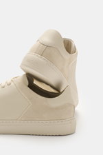 Axel Arigato Sneaker 'Clean 90 Split' sand shown from rear side, mix of smooth and suede leather, round toe, seven-eyelet lacing, gold label embossing, padded collar, leather lining, flexible rubber sole.