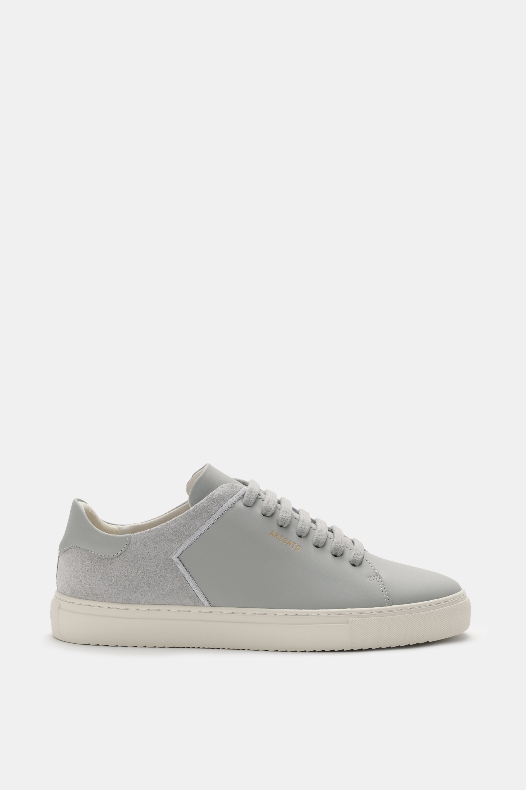 Axel Arigato Sneaker 'Clean 90 Split' grey shown from side view, made of smooth and suede leather, round toe, seven-eyelet lacing, gold label embossing, padded collar, leather lining, flexible rubber sole, versatile for smart-casual wear.