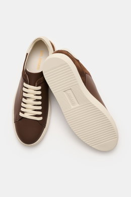 Top view of Axel Arigato Sneaker 'Clean 90 Split' dark brown, showing smooth and suede leather, rounded toe, seven-eyelet lacing, gold label embossing, padded collar, leather lining, and flexible rubber sole.