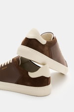 Axel Arigato Sneaker 'Clean 90 Split' dark brown shown from rear side angle, mix of smooth and suede leather, rounded toe cap, seven-eyelet lacing, gold label embossing, padded collar, leather lining, flexible rubber sole, versatile companion for smart-ca