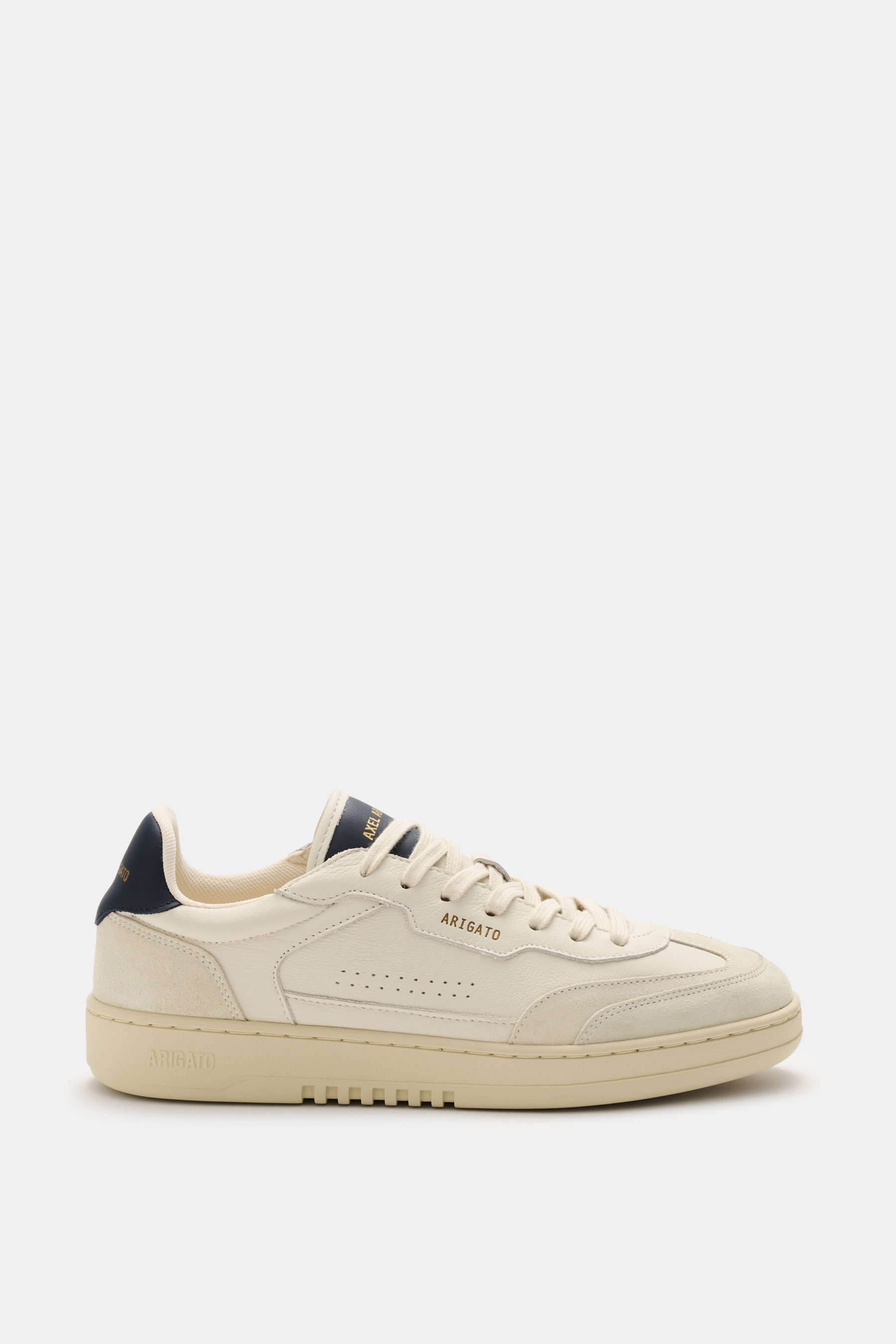 Axel Arigato Sneaker 'Dice T-Toe' sand/navy shown from the side, featuring high-quality smooth leather, nubuck overlays, rounded perforated toe cap, seven-eyelet lacing, tongue with woven label, gold embossing, padded collar, recycled mesh lining, padded 