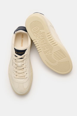 Top and sole view of Axel Arigato Sneaker 'Dice T-Toe' sand/navy, an urban all-rounder with smooth and nubuck leather, rounded perforated toe, seven-eyelet lacing, padded collar, and flexible rubber sole.

Description: <p>Urban all-rounder: The 'Dice T-To