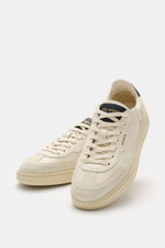 Axel Arigato Sneaker 'Dice T-Toe' sand/navy shown from a front angled perspective, featuring smooth leather, nubuck overlays, rounded perforated toe cap, seven-eyelet lacing, woven tongue label, gold embossing, padded collar, recycled mesh lining, padded 