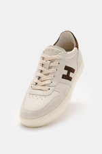 Hogan Sneaker 'Allacciato Banda' sand/dunkelbraun, Frontansicht von schräg oben, Glattleder, Veloursleder-Overlays, sechs Loch Schnürung, Logo-Print auf Lasche, hoher gepolsterter Schaftrand, Innenfutter Leder/Textil, Memory-Foam-Fußbett, flexible Gummiso