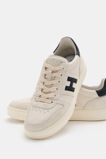 Hogan Sneaker 'Allacciato Banda' sand/navy, Nahaufnahme schräg von vorne, Glattleder, Velours-Overlays, sechs Loch Schnürung, H-Logo, Memory-Foam-Innensohle, gepolsterter Schaftrand.