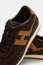 Hogan Sneaker 'Allacciato' braun/hellbraun aus Veloursleder und Textil, Memory-Foam-Fußbett, sieben-Loch-Schnürung, Detail von oben schräg.