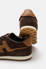Hogan Sneaker 'Allacciato' braun/hellbraun aus Veloursleder und Textil, Memory-Foam-Innensohle, seitliche H-Form, Rückansicht mit Sohlenprofil.