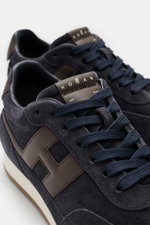 Nahaufnahme aus schräger Draufsicht auf den Hogan Sneaker 'Allacciato' navy/dunkelbraun aus Veloursleder und Textil mit sieben-Loch-Schnürung, Logo-Patch auf der Schuhlasche, hohem gepolstertem Schaftrand, H-Initial, Textilinnenfutter, Memory-Foam-Fußbett