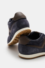 Hinteransicht des Hogan Sneaker 'Allacciato' navy/dunkelbraun aus Veloursleder mit sieben-Loch-Schnürung, gepolstertem Schaftrand und Memory-Foam.