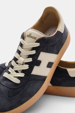 Hogan Sneaker 'Cool Allacciato' navy, seitliche Nahaufnahme, Velours- und Glattleder, sieben-Loch-Schnürung, gepolsterter Schaftrand, Memory-Foam-Fußbett, flexible Gummisohle.