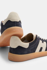 Nahaufnahme des Hogan Sneaker 'Cool Allacciato' navy von hinten schräg oben, Veloursleder, Memory-Foam-Sohle, gepolsterter Schaftrand.
