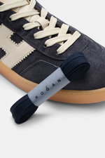 Hogan Sneaker 'Cool Allacciato' navy aus Veloursleder mit weißen Schnürsenkeln, Memory-Foam-Fußbett, Gummisohle, Nahaufnahme von oben schräg.