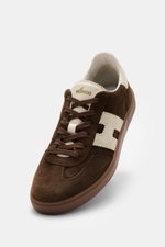 Hogan Sneaker 'Cool Allacciato' dunkelbraun/offwhite aus Veloursleder, Memory-Foam, Sieben-Loch-Schnürung, von schräg oben fotografiert.