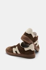 Hogan Sneaker 'Cool Allacciato' dunkelbraun/offwhite aus Veloursleder, Memory-Foam, Sieben-Loch-Schnürung, flexible Gummisohle, seitliche H-Form, Rückansicht.