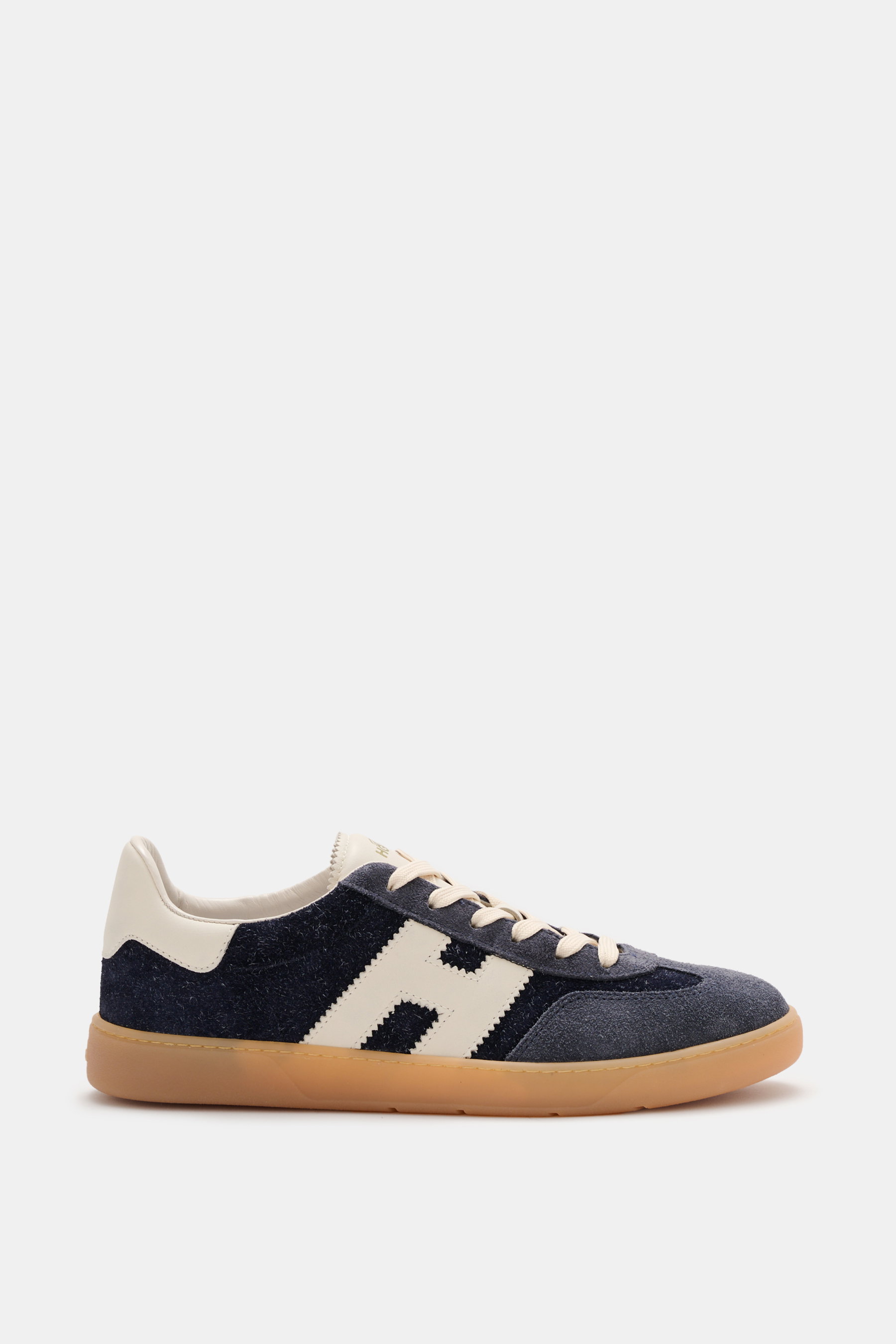 Hogan Sneaker 'Cool Allacciato' navy/offwhite aus Veloursleder mit Sieben-Loch-Schnürung, H-Logo, Memory-Foam-Fußbett, flexible Gummisohle, Seitenansicht.