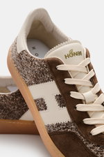 Hogan Sneaker 'Cool Allacciato' dunkelbraun/offwhite, Detailaufnahme von oben seitlich, Veloursleder, Memory-Foam-Fußbett, weiche Polsterung, flexible Gummisohle.